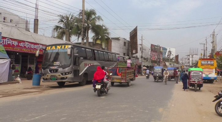 দ্বন্দ্ব: ২য় দিনের মতো নওগাঁর বাস ঢাকা যাচ্ছে নাটোর ঘুরে